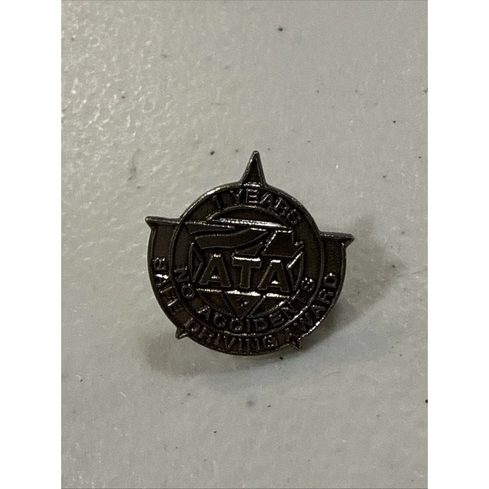 Collectible Lapel Pin: ATA American‎ Trucking Associations 1 Year Safe Driver